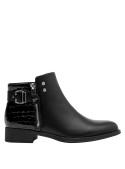 Botín negro de cuero para mujer, perfecto para actividades urbanas, combina confort y sofisticación.