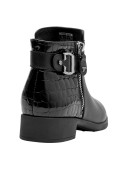 Botín negro de cuero con detalles en charol, estilo casual, ideal para un look urbano y contemporáneo.