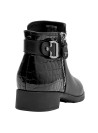 Botín negro de cuero con detalles en charol, estilo casual, ideal para un look urbano y contemporáneo.