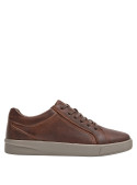 Zapatillas casuales de cuero color moro para hombre, perfectas para un look urbano y relajado.