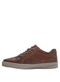 Calzado masculino de cuero en tono moro, estilo casual, adecuado para combinar con jeans.