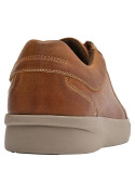 Zapatilla camel de cuero para hombre, estilo relajado, perfecta para actividades cotidianas.