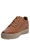 Zapatilla de cuero camel para hombre, taco plano de 3 cm, ideal para combinar con jeans.