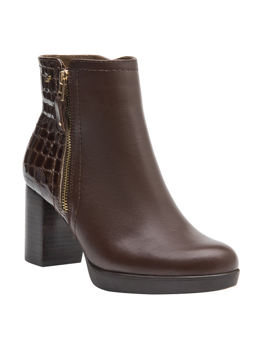 Botín de cuero café para mujer, estilo casual, ideal con jeans o vestidos fluidos.