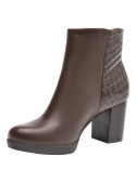 Botín mujer café casual de cuero, ideal para looks diarios y actividades informales.