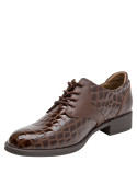 Zapatos de cuero café para mujer, estilo charol, ideales para la vida urbana.