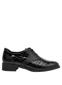 Zapato cómodo de mujer en cuero negro, ideal para el día a día.