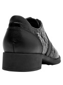 Calzado de cuero negro para mujer, ideal con blusa y pantalones.