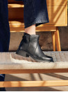 Botín negro de cuero para mujer, estilo casual, ideal para uso diario y comodidad.