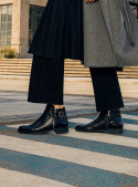 Botín negro de cuero para mujer, estilo casual, ideal para uso diario y actividades urbanas.