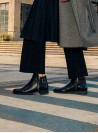 Botín negro de cuero para mujer, estilo casual, ideal para uso diario y actividades urbanas.