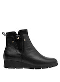 Botines casuales negros, perfectos para combinar con jeans ajustados o vestidos fluidos.
