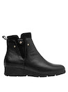 Botines casuales negros, perfectos para combinar con jeans ajustados o vestidos fluidos.