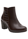 botines casuales para mujer en color moro, con diseño en cuero suave y paneles en relieve