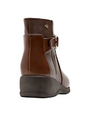 Botines café mujer estilo casual, perfectos para combinar con jeans ajustados.