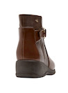 Botines café mujer estilo casual, perfectos para combinar con jeans ajustados.