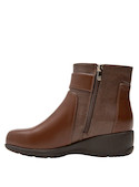 Botines cuña café mujer con detalle de hebilla, ideales para un look urbano.