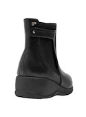 Calzado sintético negro para mujer, perfecto con jeans ajustados.