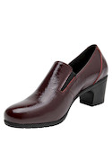 Zapatos formales burdeos de cuero para mujer, ideales para actividades urbanas y look casual.