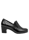 Calzado formal negro de mujer, con punta redonda y 6 cm de elevación para mayor confort.