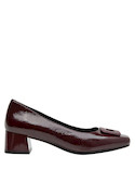 Zapatos elegantes de cuero burdeos para mujer, perfectos para combinar con vestidos casuales.