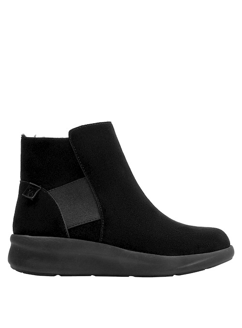 Botín de cuña negro, estilo moderno, ideal para combinar con faldas midi.