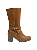 Calzado de mujer en cuero camel, diseño casual para combinar con vestidos ligeros.