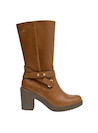 Calzado de mujer en cuero camel, diseño casual para combinar con vestidos ligeros.