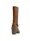 Calzado casual de cuero camel, ideal para jeans ajustados y actividades diarias.