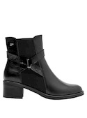 Botines de cuero negro, elegancia y comodidad para el ritmo urbano femenino.