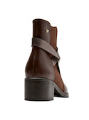 Botines de cuero café, estilo urbano, adecuados para el día a día con comodidad.