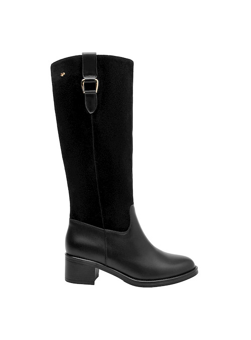 Botas de cuero negro para mujer, diseño casual, recomendadas para combinar con vestidos o jeans.