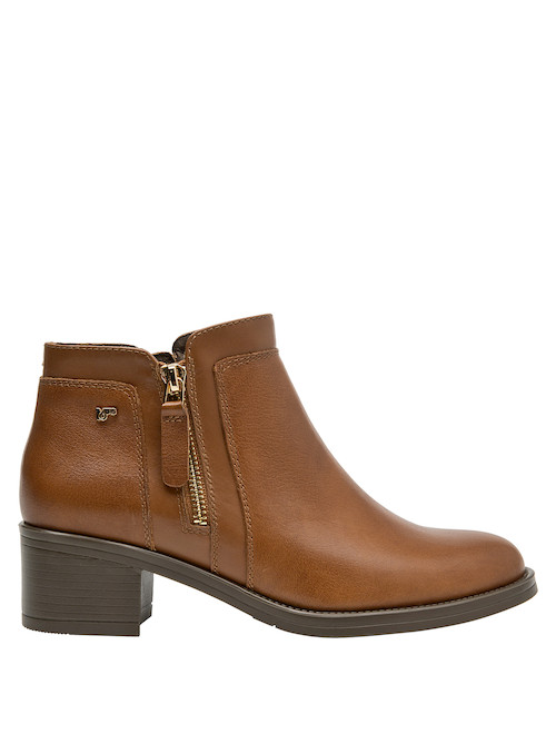 Calzado casual de mujer en color camel, cómodo para actividades urbanas.