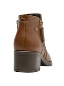 Botines camel con cierre lateral, perfectos para un look diario femenino.