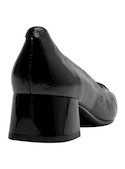Calzado de cuero negro para mujer, diseño anatómico, recomendado para ocasiones casuales.