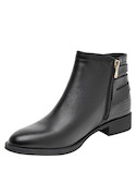 Botín casual negro para mujer, detalles laterales que aportan distinción.