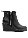 Botines de cuña en cuero negro, estilo versátil para actividades diarias.