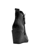 Calzado en cuero negro para mujer, diseño anatómico y cómodo.