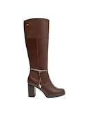 Bota casual de mujer en color café, confeccionada en cuero, ideal para combinar con jeans o vestidos.