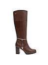 Bota casual de mujer en color café, confeccionada en cuero, ideal para combinar con jeans o vestidos.