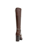 Bota café de cuero para mujer, con punta redonda y forro en mesh, adecuada para climas cálidos.