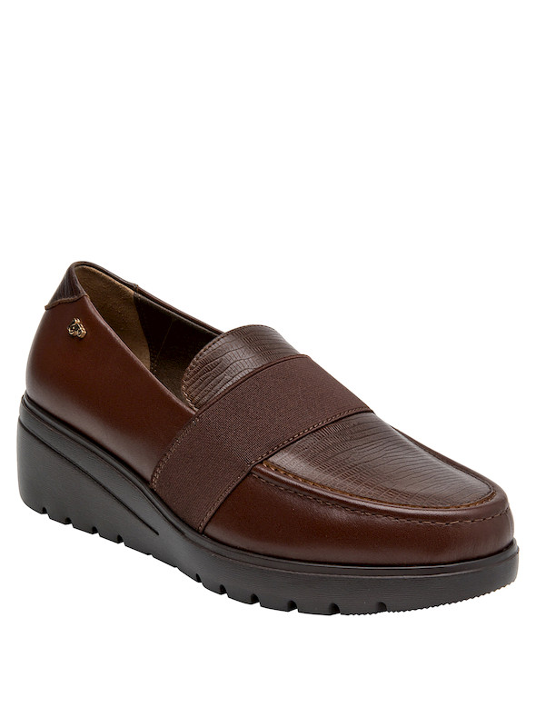 Zapatos cuña café mujer, material cuero, estilo formal y casual, adecuados para un look diario.