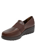 Cuña café mujer cuero estilo formal, ideal para actividades diarias y confort excepcional.