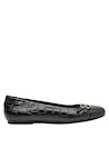 Calzado formal negro de mujer, con acabado suave, ideal para combinar con vestidos o jeans.