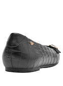 Calzado plano negro para mujer, con punta redonda, perfecto para un look elegante y cómodo.