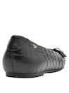 Calzado plano negro para mujer, con punta redonda, perfecto para un look elegante y cómodo.