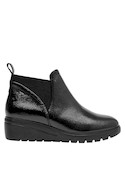 Calzado de cuero negro para mujer, estilo casual, recomendado para actividades diarias.