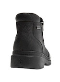 Calzado negro casual para hombre, perfecto para combinar con jeans y camisas.
