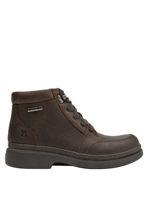 Botín elegante café para hombre, perfecto con jeans en estilo casual.