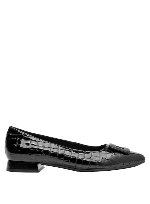 Bailarinas de cuero negro con detalle de hebilla, recomendadas para un estilo moderno y cómodo.